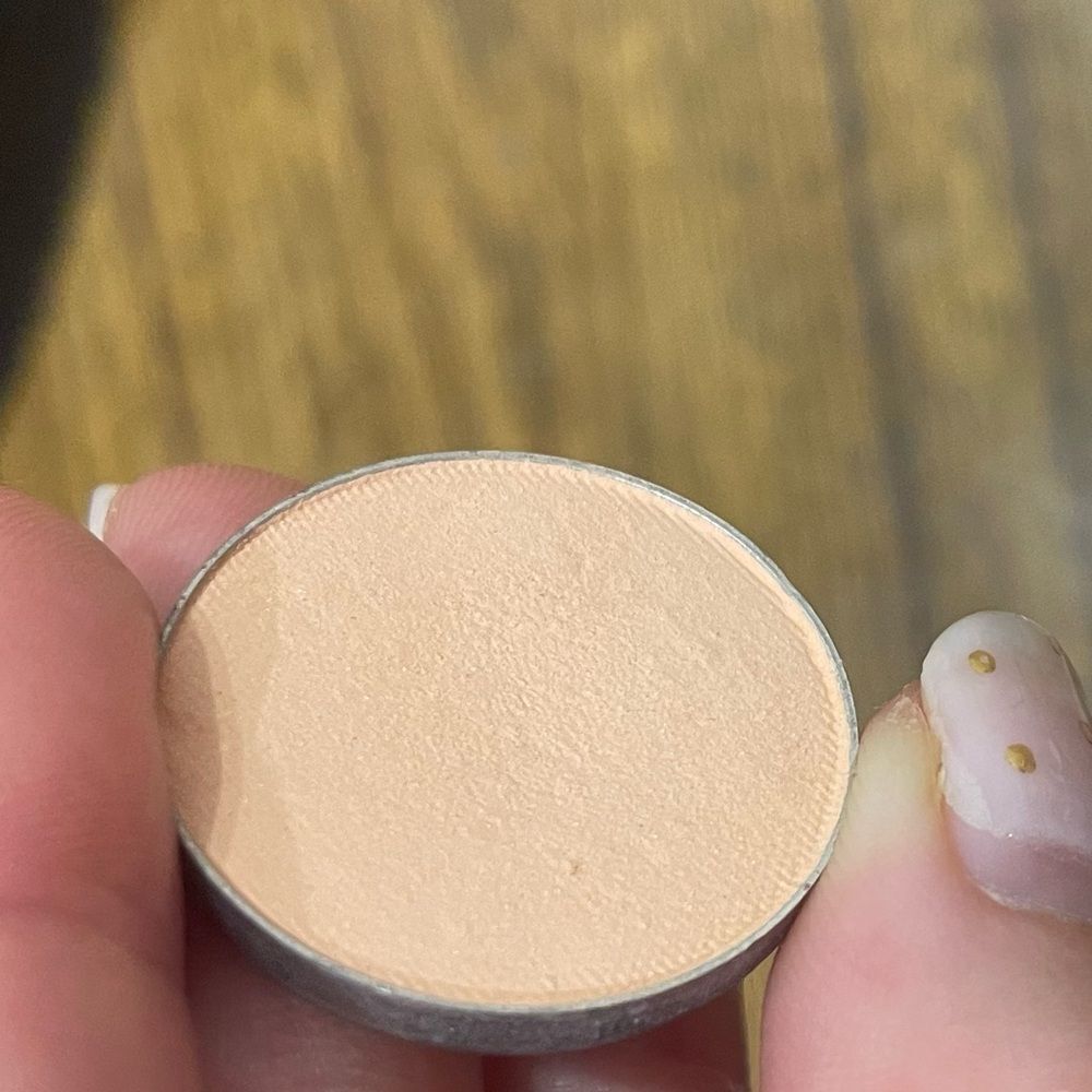 Makeup Geek Peach Smoothie Eyeshadow warm-toned medium-dark peach matte finish - Picture 5 of 6